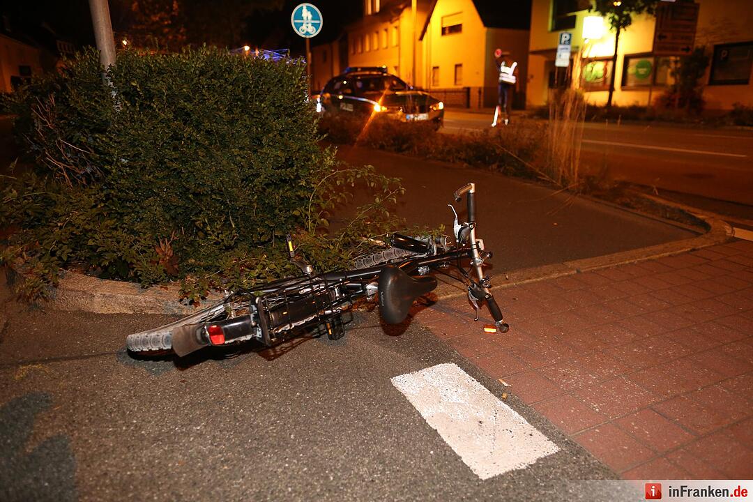 Radfahrer bei Kollision mit Streifenwagen schwer verletzt