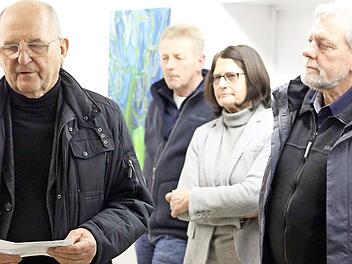 Otmar Adler (links) stellte das neue Bilderbuch vor. Seit 40 Jahren ist er bereits im Besitz der alten Dokumente. Mit im Bild Kreisheimatpfleger Siegfried Scheidig (rechts) und Heidi Adler.  Foto: Michael Wunder
