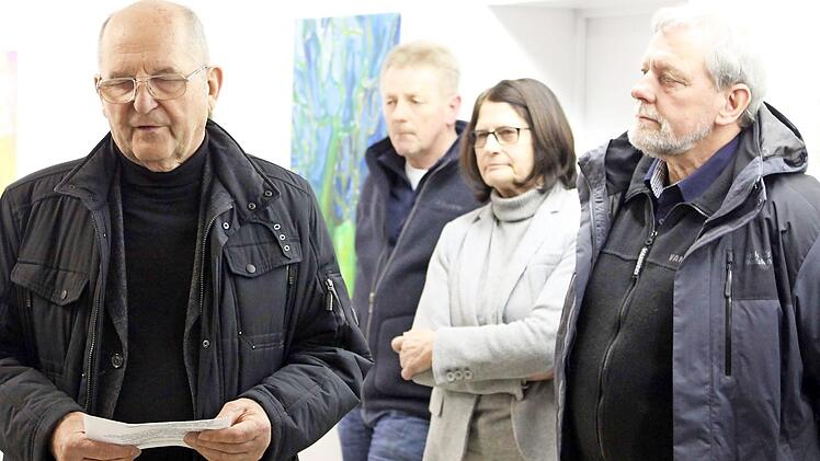 Otmar Adler (links) stellte das neue Bilderbuch vor. Seit 40 Jahren ist er bereits im Besitz der alten Dokumente. Mit im Bild Kreisheimatpfleger Siegfried Scheidig (rechts) und Heidi Adler.  Foto: Michael Wunder