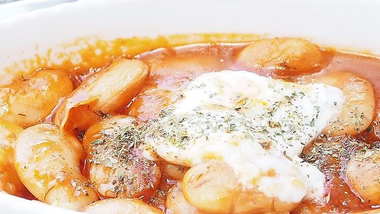 In Griechenland ein typisches Sommergericht: dicke Bohnen mit Feta-K&auml;se in Tomatensauce.