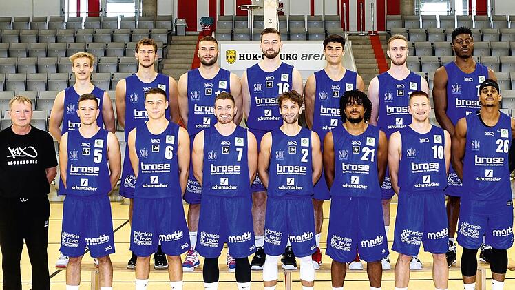 Das Team des BBC Coburg für die Spielzeit 2019/20 (hintere Reihe, von links): Nico Wenzl, Johannes Krug, Christopher Wolf, Moritz Bär, Anthony Bauer, Daniel Urbano und Shore Adenekan. Vordere Reihe von links: Cheftrainer Ulf Schabacker, Louis Herbst, Timo Dippold, Sven Lorber, Constantin Ebert, Jevon Perschnick, Toni Baric und Princeton Onwas.  Foto: BBC Coburg