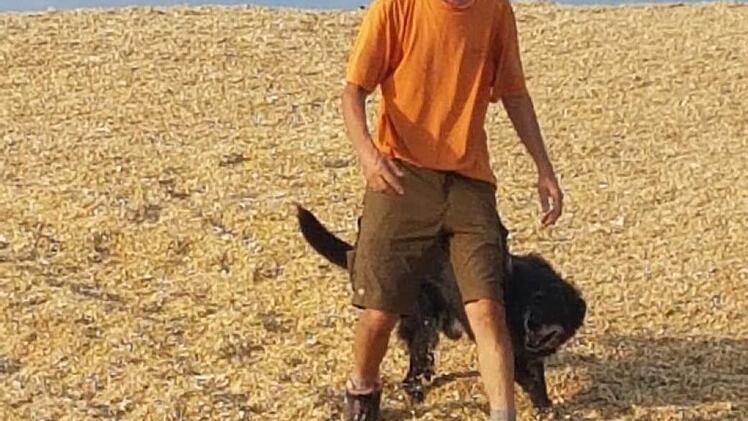 Detlef Heß mit seinem Hund Alf auf dem Maissilo Foto: Gabi Bertram