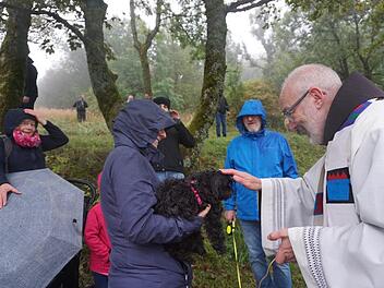 Gerne ließ sich der eine oder andere Hund bei der Tiersegnung von Pater  Korbinian Klinger streicheln. Foto: Marion Eckert