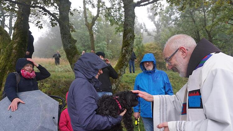 Gerne ließ sich der eine oder andere Hund bei der Tiersegnung von Pater  Korbinian Klinger streicheln. Foto: Marion Eckert