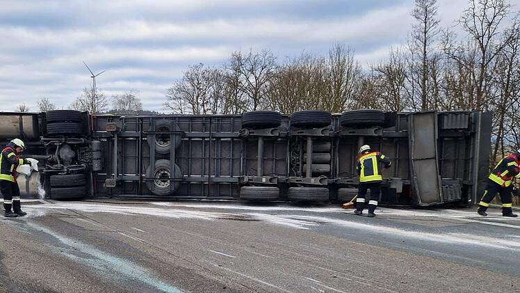 A6 im Kreis Ansbach: Umgekippter Lkw sorgt für Chaos - stundenlange Vollsperrung und heftiger Folgeunfall