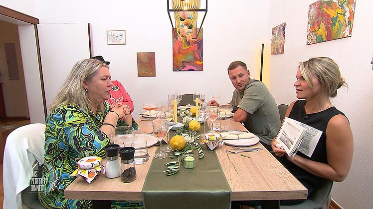 Christina, Heiner und Mirko bewundern Larissas Zeichenkunst.