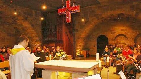Ganz so, wie er es sich gewünscht hat, verläuft der erste Gottesdienst für Christoph Schnellbacher, hier im Bild bei der Lesung.