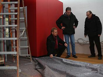 Wolfgang Beiergrößlein, Daniel Gerber und Rainer Gillde schauen sich di eneuen Zimmer an. Fotos: Matthias Hoch