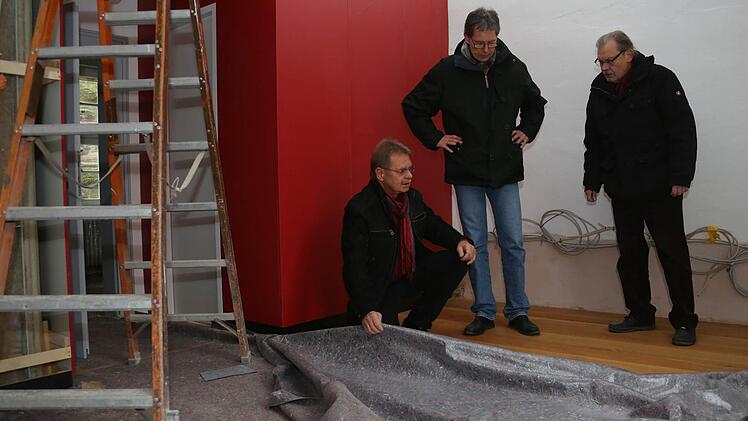 Wolfgang Beiergrößlein, Daniel Gerber und Rainer Gillde schauen sich di eneuen Zimmer an. Fotos: Matthias Hoch