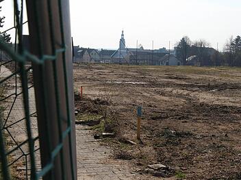 Neben der Aischtalhalle in Höchstadt stehen die Fußballtore in der Sonne. Das neue Baugebiet soll um die 15 Bauplätze umfassen.  Foto: Christian Bauriedel