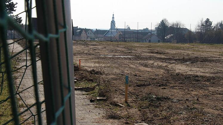 Neben der Aischtalhalle in Höchstadt stehen die Fußballtore in der Sonne. Das neue Baugebiet soll um die 15 Bauplätze umfassen.  Foto: Christian Bauriedel