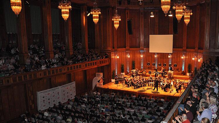 Die Black Dyke Band begeisterte im Großen Saal des Bad Kissinger Regentenbaus das Publikum. Fotos: NBMB