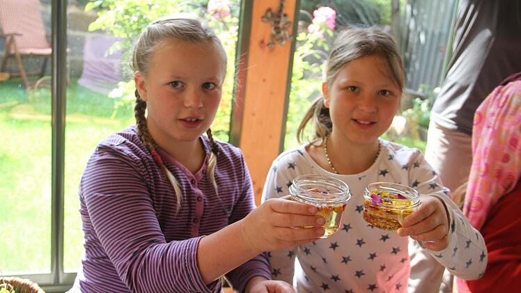 Der Kräuteressig: Jetzt muss er vier Wochen stehen, dann können ihn Katja (links) und Lisa (rechts) in der Küche verwenden. Foto: Gerda Völk