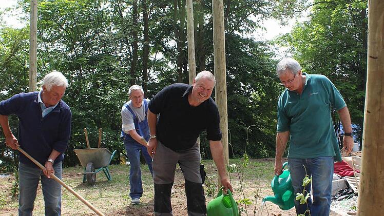 Die Arbeitsgruppe Gartenbau kümmert sich um die jungen Hopfen-Pflänzchen. Foto: Andreas Dorsch