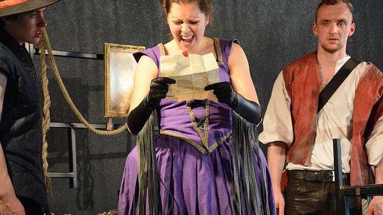 Falsche Liebesbriefe, verkleidete Boten, so kennt und liebt man Shakespeare-Komödien: Eleanor Buchanan, Laura Samson, Samual Griffiths. Foto: Elisabeth Assmann