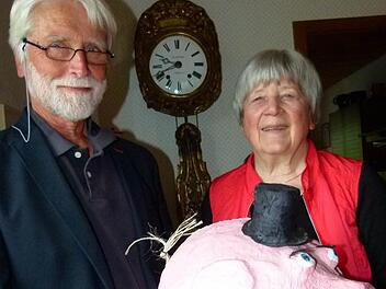 Die glückliche Spenderin Hildegard Hager und der ebenso glückliche Spendenempfänger Uwe Rendigs Foto: Lothar Weidner