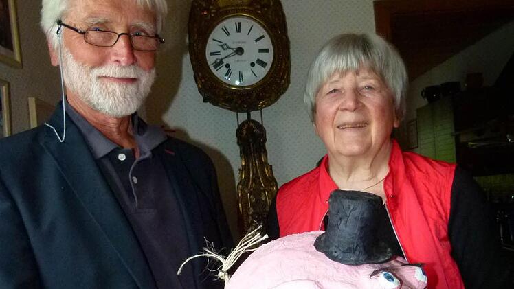 Die glückliche Spenderin Hildegard Hager und der ebenso glückliche Spendenempfänger Uwe Rendigs Foto: Lothar Weidner