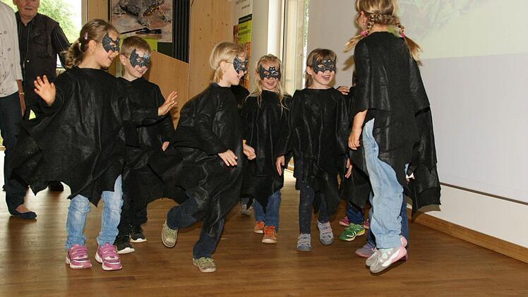 Mit einem Fledermaustanz und einem Sonnen-Lied gestalteten die Kinder die Eröffnung des Fledermauspfades mit. Foto: Sabine Weinbeer