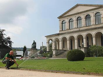Ausnahmsweise lässt Dietmar Dunkel von der Kurgärtnerei die Beregnungsanlage tagsüber laufen. Ein großer Teil des Schlossparks wird bereits künstlich genässt. Nun soll das System um rund neun Kilometer Leitungen erweitert werden. Foto: Ulrike Müller