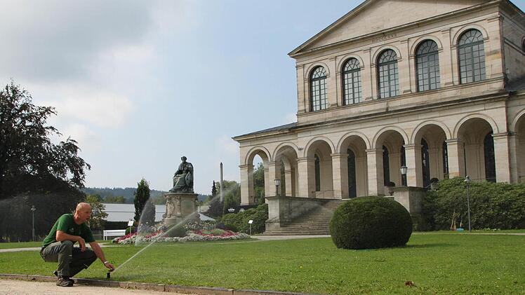 Ausnahmsweise lässt Dietmar Dunkel von der Kurgärtnerei die Beregnungsanlage tagsüber laufen. Ein großer Teil des Schlossparks wird bereits künstlich genässt. Nun soll das System um rund neun Kilometer Leitungen erweitert werden. Foto: Ulrike Müller