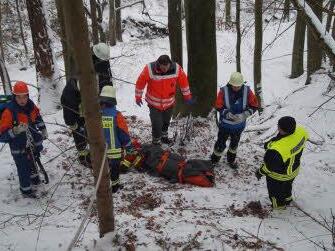 Rettung eines Verletzten im winterlichen Wald. Fotos: Achim Kohlhepp