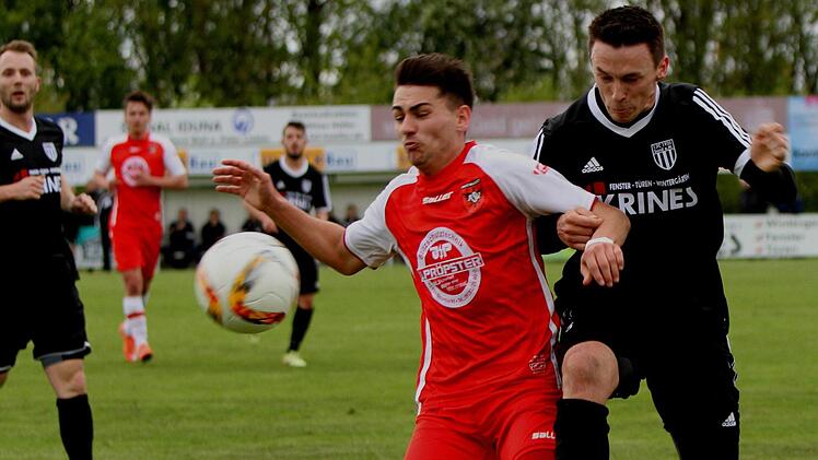 Der Sander Danny Schlereth (rechts) im packenden Duell mit dem Neumarkter Christian Heinloth