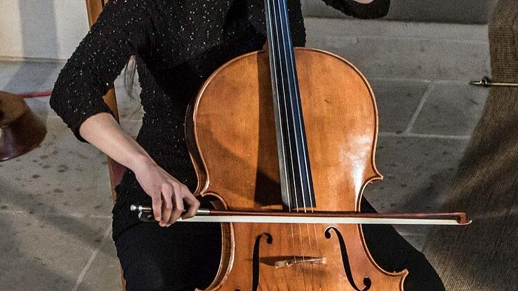 Das Duo Zaruk gastierte in der Johanneskirche Elsa: Cellistin Iris Azquinezer. Foto: Jochen Berger