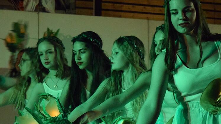 Die Hexen führen einen Tanz zur Walpurgisnacht auf - doch auch das kann Faust nicht von dem ablenken, was mit Gretchen passiert ist. Foto: Daniela Pondelicek