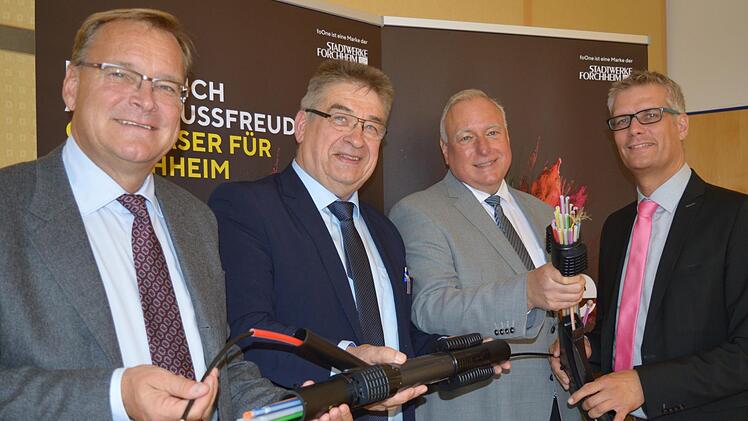 Von links: Bambergs Oberbürgermeister Andreas Starke (SPD), Reinhold Müller (Geschäftsführer Stadtwerke Forchheim),  Hans Jürgen Bengel (Geschäftsführer  von Stadtnetz Bamberg) und Forchheims Oberbürgermeister Uwe Kirschstein (SPD) Foto: Ronald Heck
