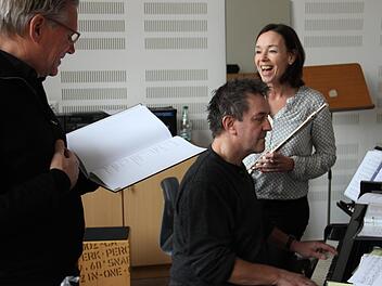 Wolfgang Krebs, Thomas Schimmel und Tanja Schaller (von links) bei den Proben der neuen Schlosstheater-Inszenierung "Humor liegt in der Luft"Katharina Müller-Sanke