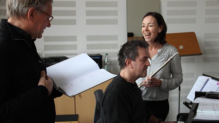 Wolfgang Krebs, Thomas Schimmel und Tanja Schaller (von links) bei den Proben der neuen Schlosstheater-Inszenierung "Humor liegt in der Luft"Katharina Müller-Sanke