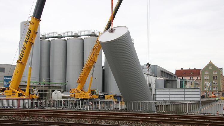 Mithilfe von zwei Krans wird der große Tank in eine senkrechte Position gebracht. Foto: Katrin Geyer