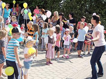Mit Luftballons erwarteten die Jungen und Mädchen der Seßlacher Kindertagesstätte "Struwwelpeter" am Freitagnachmittag Leiterin Gabriele Oehrl (vorne links), gemeinsam mit ihren Eltern und allen Mitarbeitern. Foto: Bettina Knauth