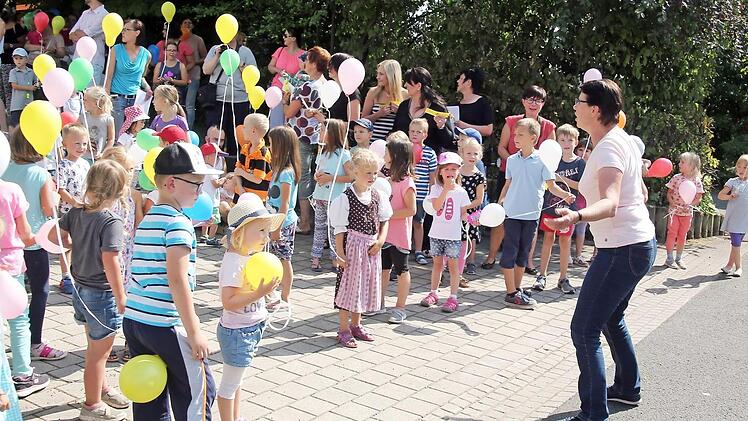 Mit Luftballons erwarteten die Jungen und Mädchen der Seßlacher Kindertagesstätte "Struwwelpeter" am Freitagnachmittag Leiterin Gabriele Oehrl (vorne links), gemeinsam mit ihren Eltern und allen Mitarbeitern. Foto: Bettina Knauth