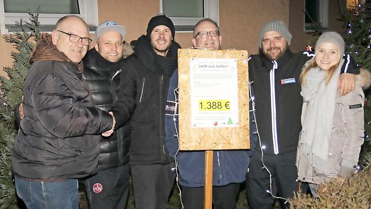 Bei der Spendenübergabe (von links): Hartmut Bohl, Stephan Grau, Martin Klöpsch, Timo Kleiber, Manuel Sommerluksch, Monika Schneider  Foto: Michael Stelzner
