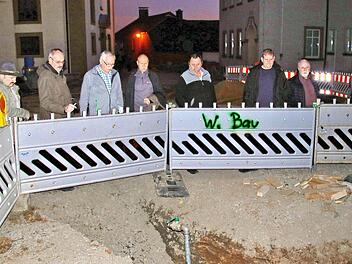 Weitaus größte Baustelle in Rannungen ist zur Zeit der Schul-  und Kirchhofplatz. Immer wieder überzeugen sich Gemeinderäte vom Fortgang  der Arbeiten oder sind vor Ort, wenn es Probleme gibt. Foto: Dieter Britz