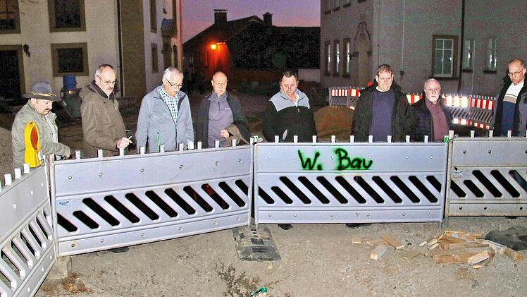 Weitaus größte Baustelle in Rannungen ist zur Zeit der Schul-  und Kirchhofplatz. Immer wieder überzeugen sich Gemeinderäte vom Fortgang  der Arbeiten oder sind vor Ort, wenn es Probleme gibt. Foto: Dieter Britz