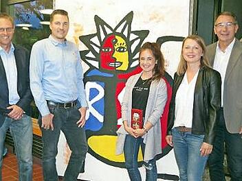 Beratungslehrer Ralf Müller, Matthias Maier, Janine Hofmann, Berufsberaterin Tina Langold und Direktor Uwe Schönfeld im Gespräch (von links).  Foto: Heike Schülein