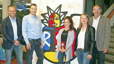 Beratungslehrer Ralf Müller, Matthias Maier, Janine Hofmann, Berufsberaterin Tina Langold und Direktor Uwe Schönfeld im Gespräch (von links).  Foto: Heike Schülein