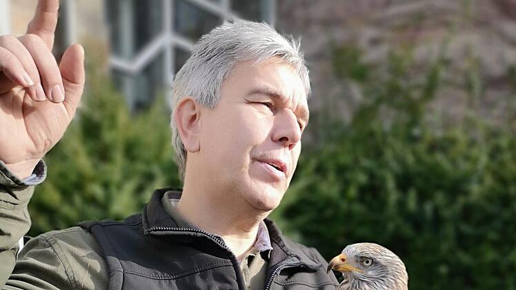 Matthias Hohmann (Verein für Umweltbildung und Greifvogelhilfe,  Haunetal) und Rotmilan-Dame Lucia. Foto: Marion Eckert