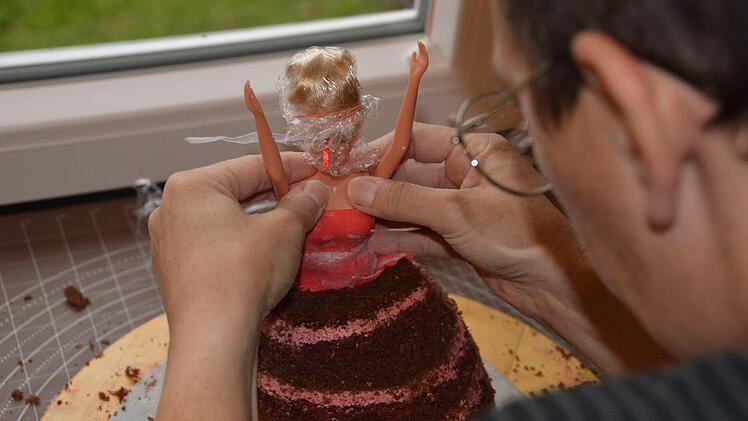 ... und setzt die Barbie auf die Torte. Foto: Michael Kapitz