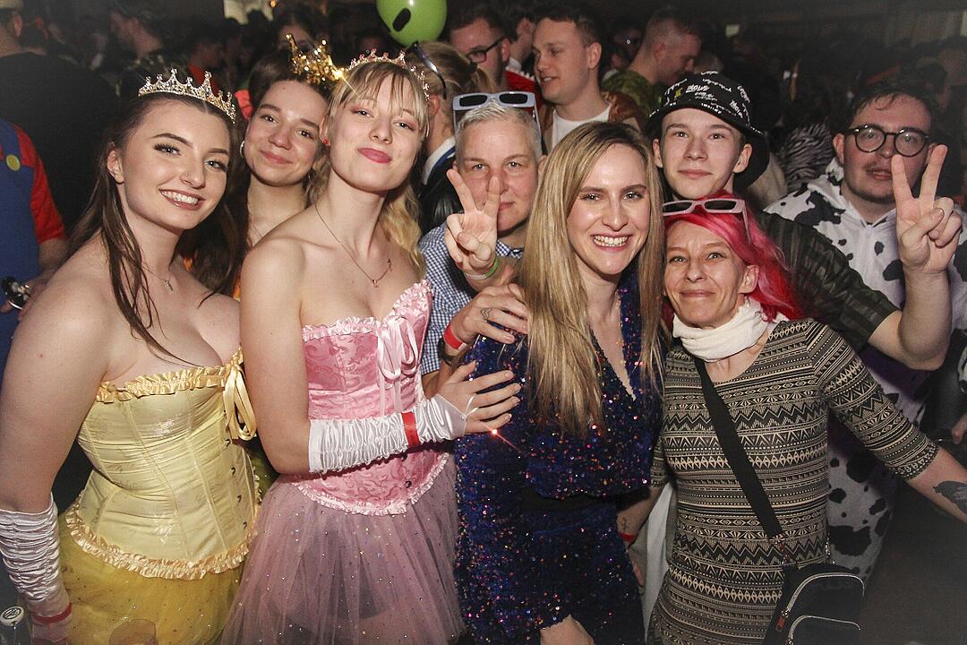 Super Stimmung beim Meeder Zeltfasching 2025!