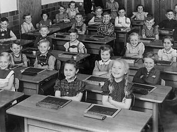 Die Erst- und Zweitklässler der Jahrgänge 1953/55 mit Lehrer Mathes. Repro:FT