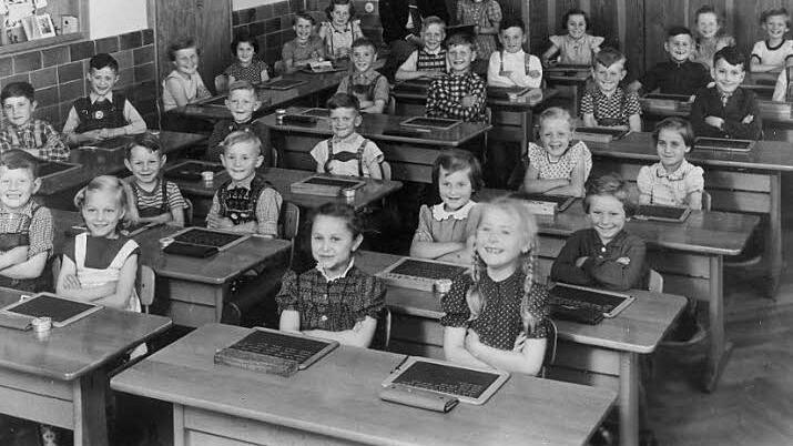 Die Erst- und Zweitklässler der Jahrgänge 1953/55 mit Lehrer Mathes. Repro:FT