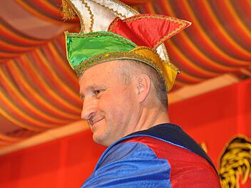 Alfred Erhard spielte nicht nur auf der Bühne eine wichtige Rolle für den TSV-Fasching in Rannungen. Er hat 31 Jahre lang auch die Fäden in der Vorbereitung gezogen. Jetzt hört er damit auf.  Fotos: Simon Wiener