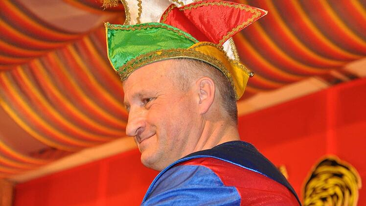 Alfred Erhard spielte nicht nur auf der Bühne eine wichtige Rolle für den TSV-Fasching in Rannungen. Er hat 31 Jahre lang auch die Fäden in der Vorbereitung gezogen. Jetzt hört er damit auf.  Fotos: Simon Wiener