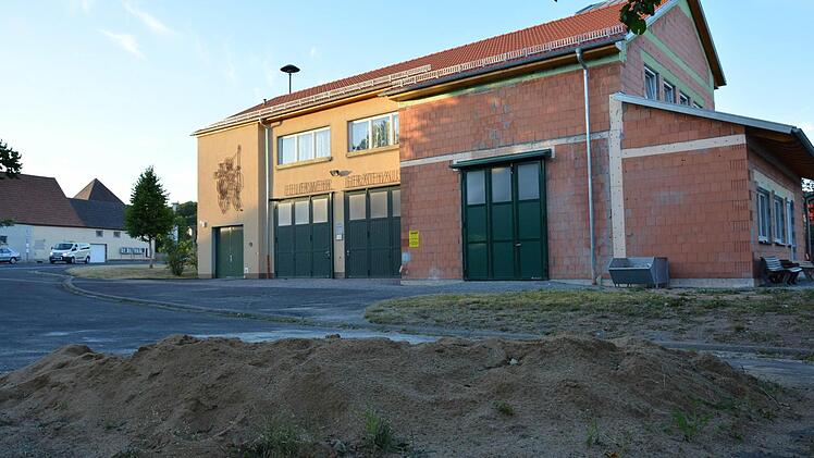 Wenn der Umgriff des Feuerwehrhaus Großenbrach neu gestaltet wird, sollen die Vorstellungen der Bürger bei der Planung berücksichtigt werden.  Foto: Björn Hein
