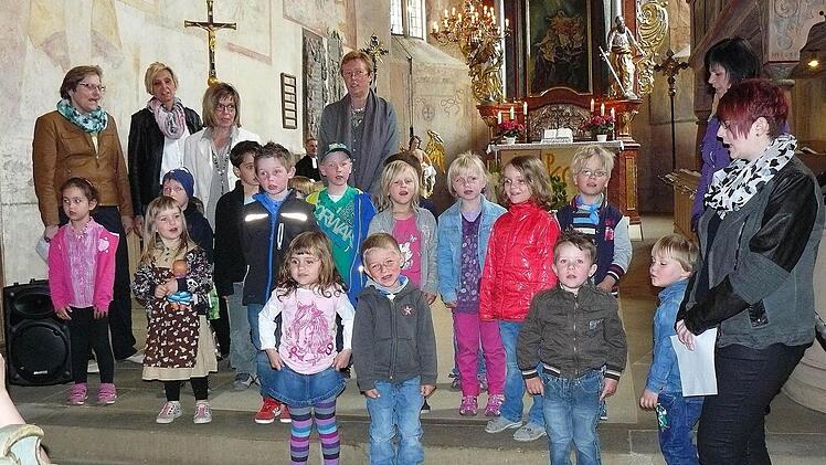 Mit einem fröhlichen Lied drückten die Kinder ihre Freude über die neuen Räumlichkeiten aus.