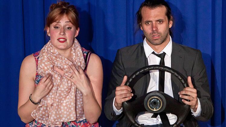 Laura Mann als Cathy und Marc Borchert als Jamie in "Die letzten fünf Jahre". Foto: Jochen Berger