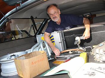 Kurioses Sammelsuriuim: In den Kofferraum seines Ford Granada, Baujahr 1982, hat Oldtimer-Freund Rainer Gutzeit vom AMC Kitzingen unter anderem einen alten Ventilator, eine Auspuffanlage für einen Fiat 850, eine Radkappe für einen BMW 2000er neue Klasse, diverse Benzinpumpen und ein altes Holzlenkrad (NSU TTS) gepackt. Diese und andere Sachen tauscht oder verkauft er während des 10. Oldtier-Treffens am 20. Juli in Kitzingen. Foto: Diana Fuchs
